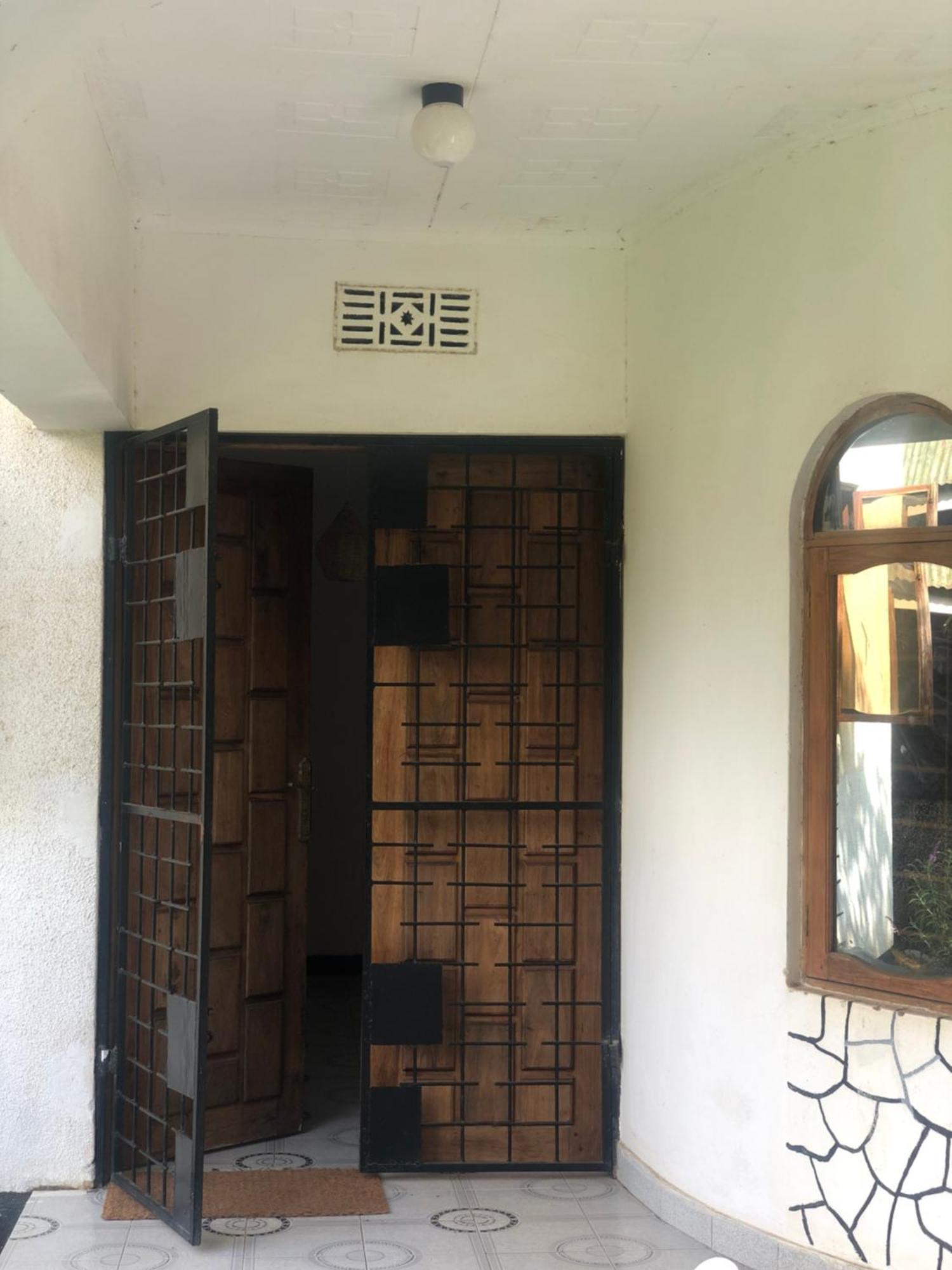 Safari Adventures-House Bed & Breakfast Arusha Bagian luar foto